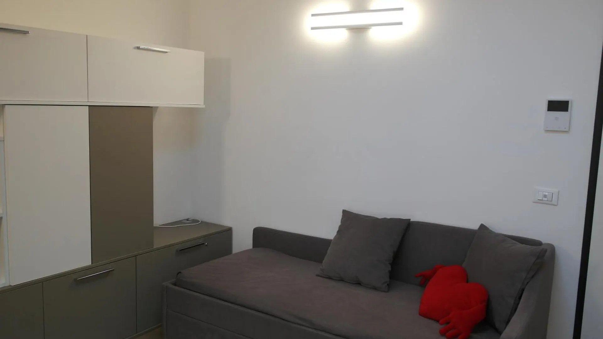 Luminoso Bilocale Zona Tibaldi Bocconi Daire Milano